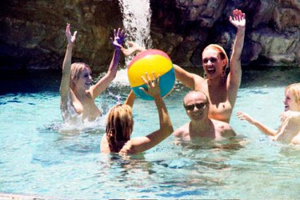 Sosia VIP Jack Nicholson in Piscina con Ragazze Nude