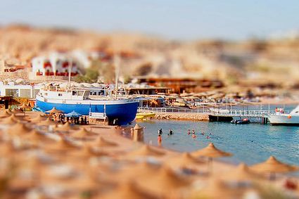 Keith Loutit ed i suoi mini mondi + Tutorial Photoshop sulla fake tilt-shift photography ed online - Fake StevoArnold Flickr
