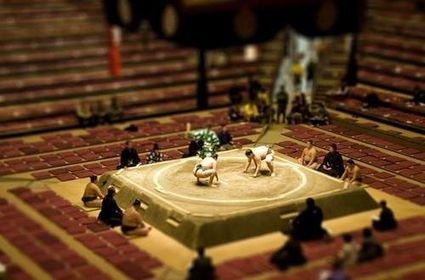 Keith Loutit ed i suoi mini mondi + Tutorial Photoshop sulla fake tilt-shift photography - Lottatori di Sumo