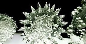 Incredibili e inquietanti sculture di vetro microbiologiche