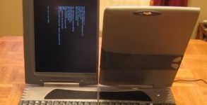 Xentex un notebook prototipo a doppio schermo pivot in vendita su Ebay